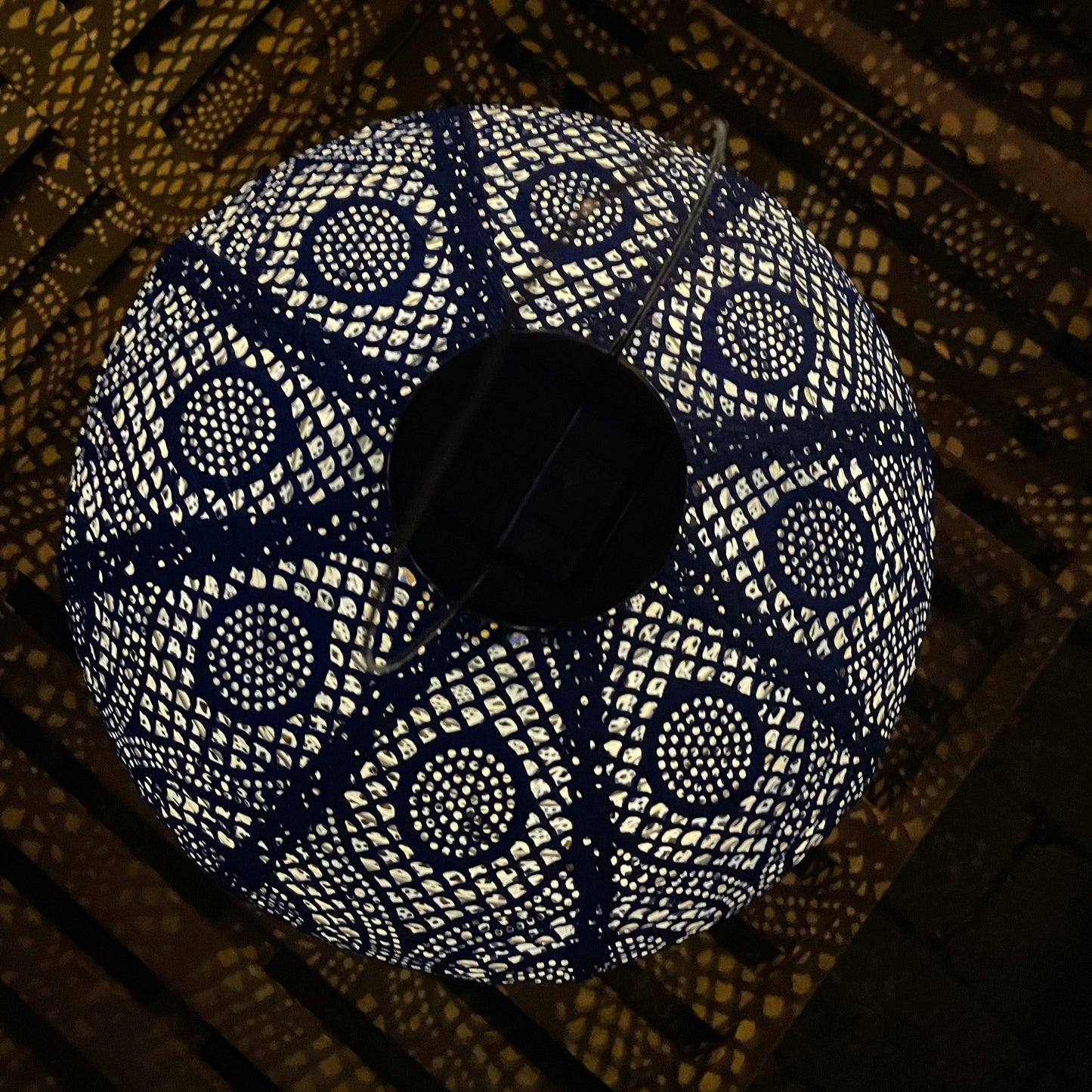 En solcellelanterne om aftenen