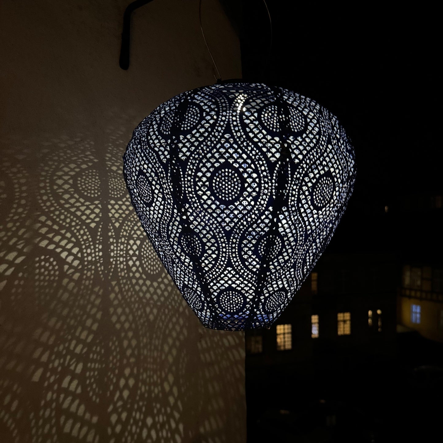 En solcellelanterne om aftenen