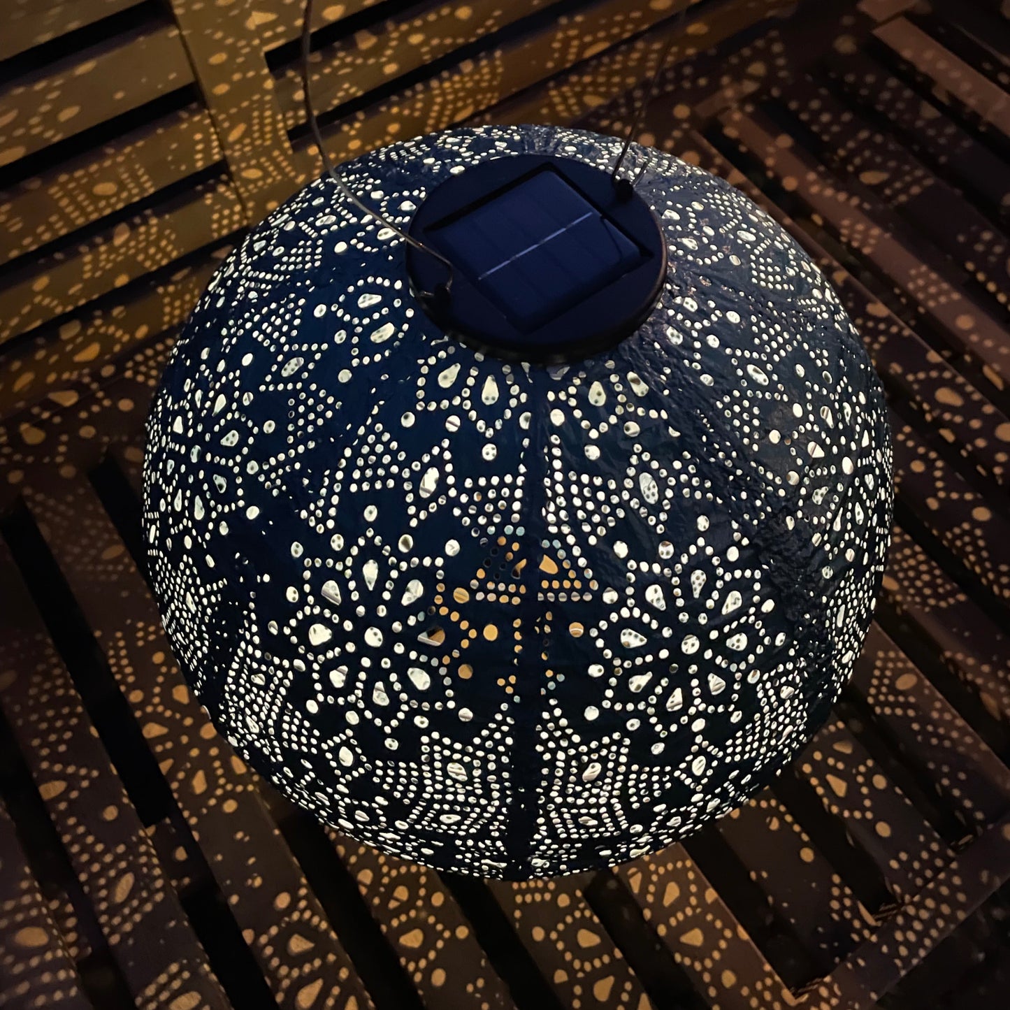 En solcellelanterne om aftenen