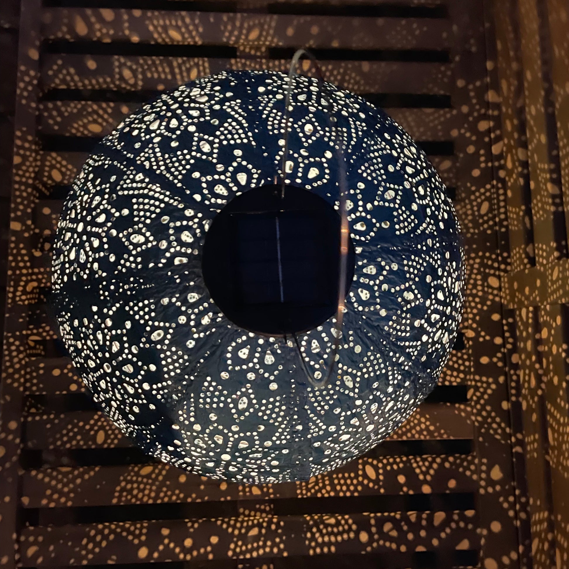 En solcellelanterne om aftenen