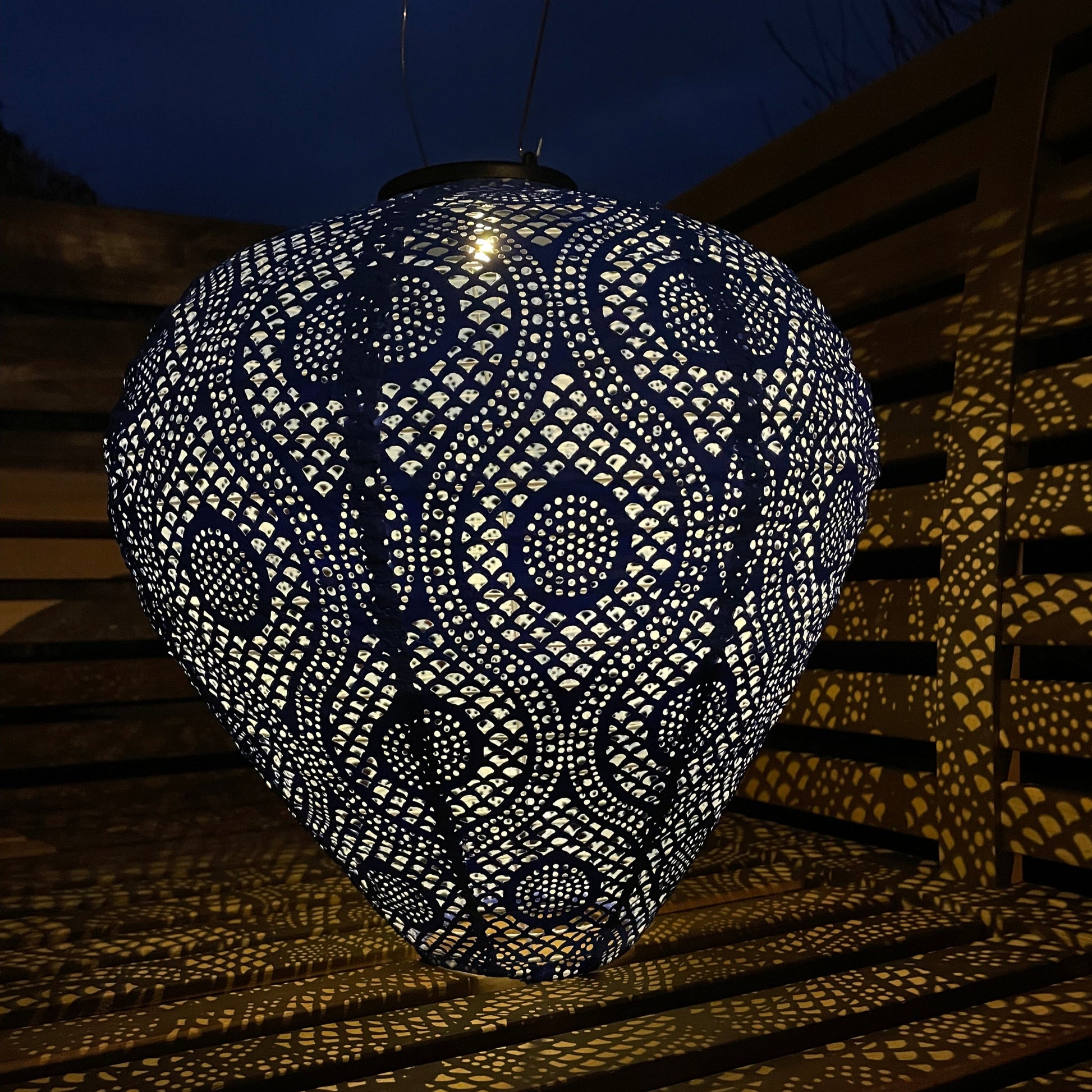 En solcellelanterne om aftenen