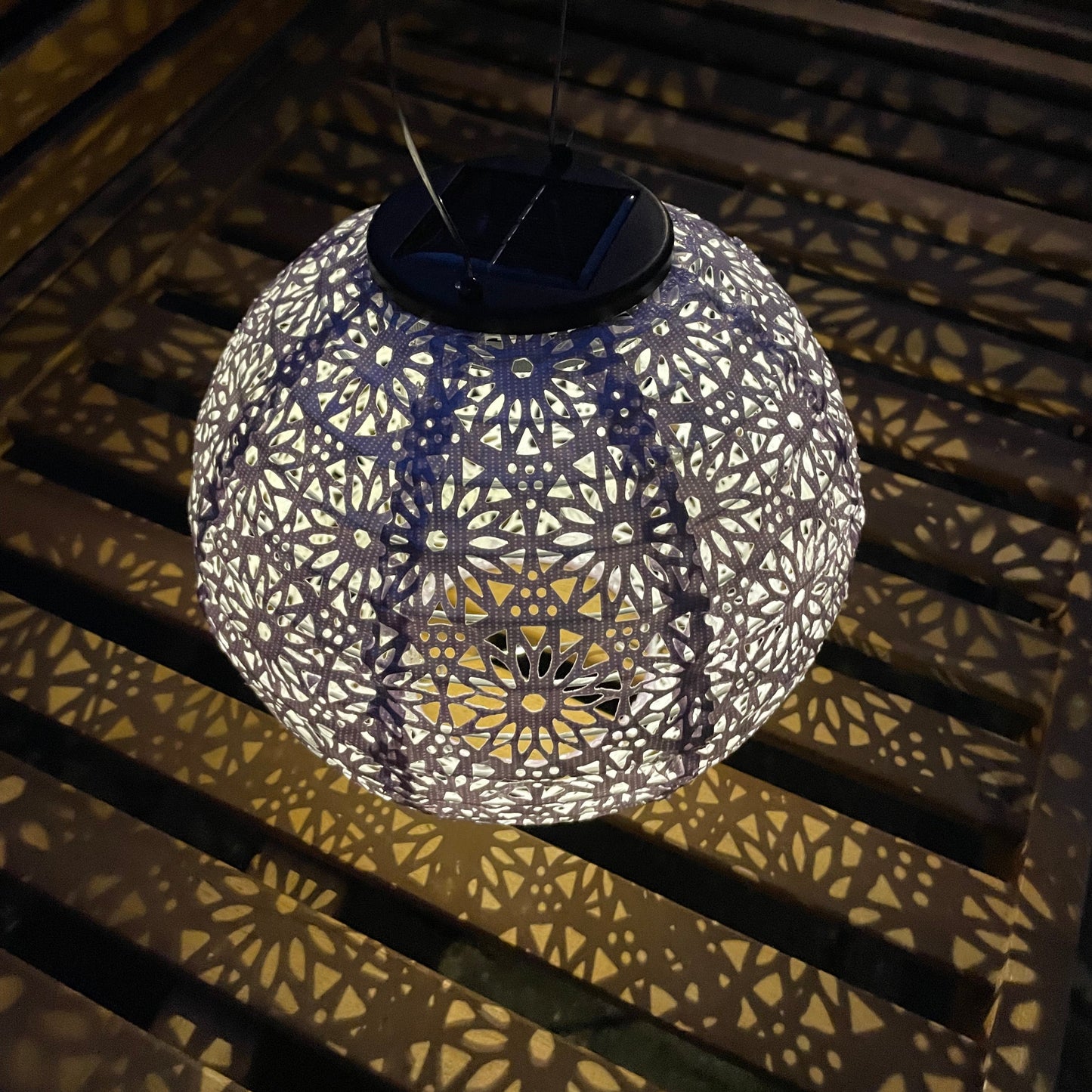 En solcellelanterne om aftenen