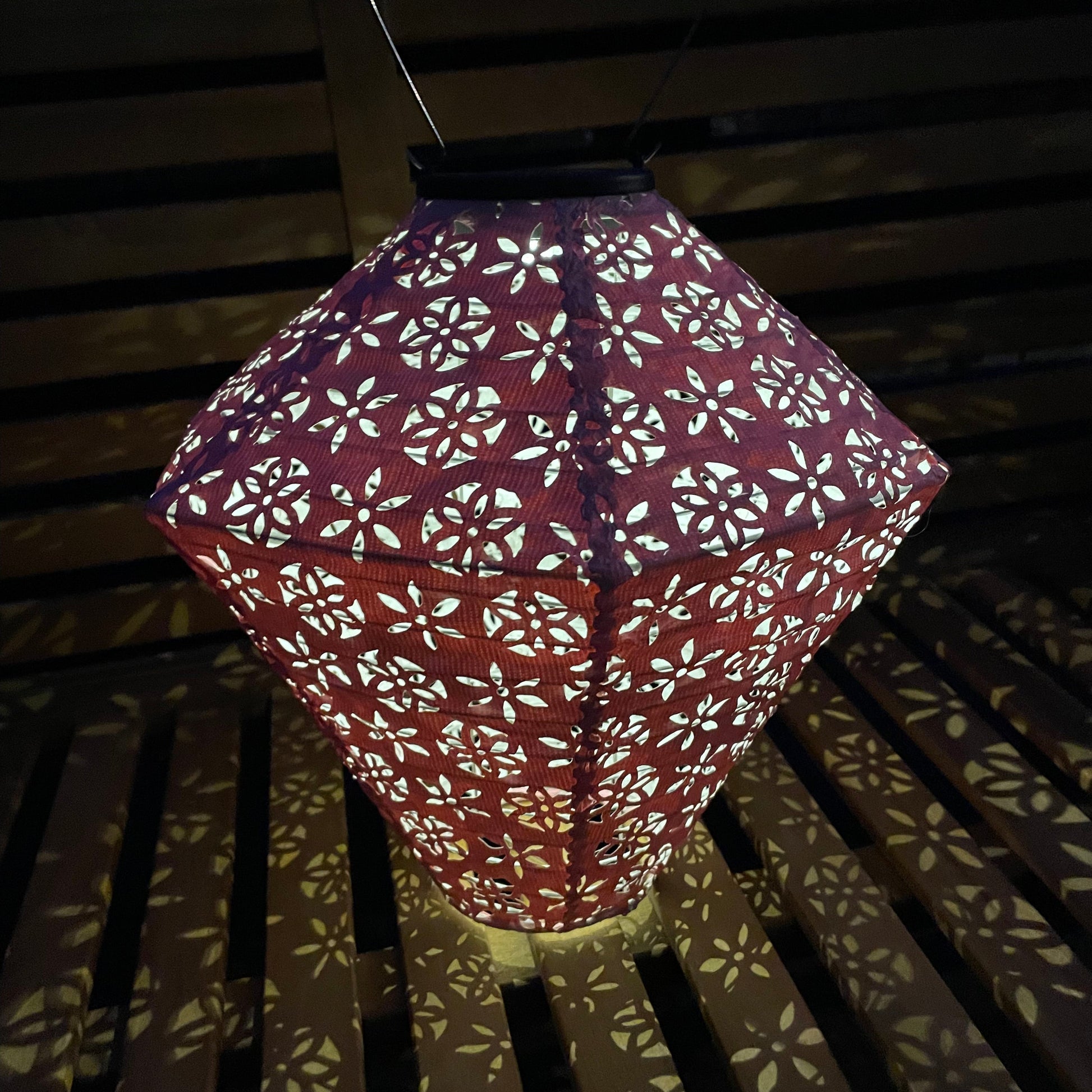 En solcellelanterne om aftenen